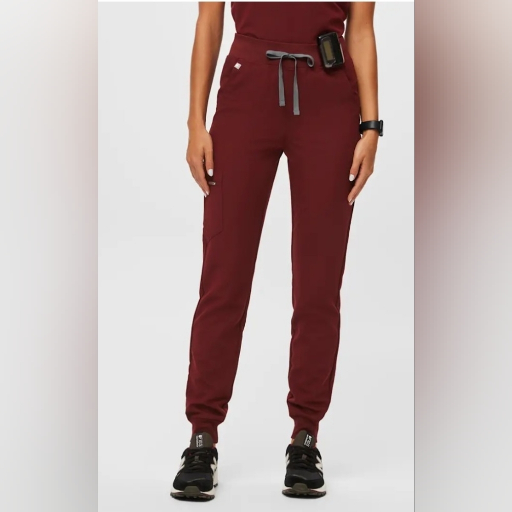 Figs High Waisted Zamora - Jogger Scrub Pant™ in Burgundy Size Large